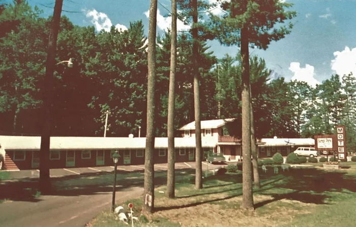 Woodlands Motel (Bambi Park Motel) - Old Post Card
